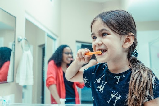 3 trucos para enseñar a tus hijos a lavarse los dientes - Clínica dental Madrid | Dental Corbella